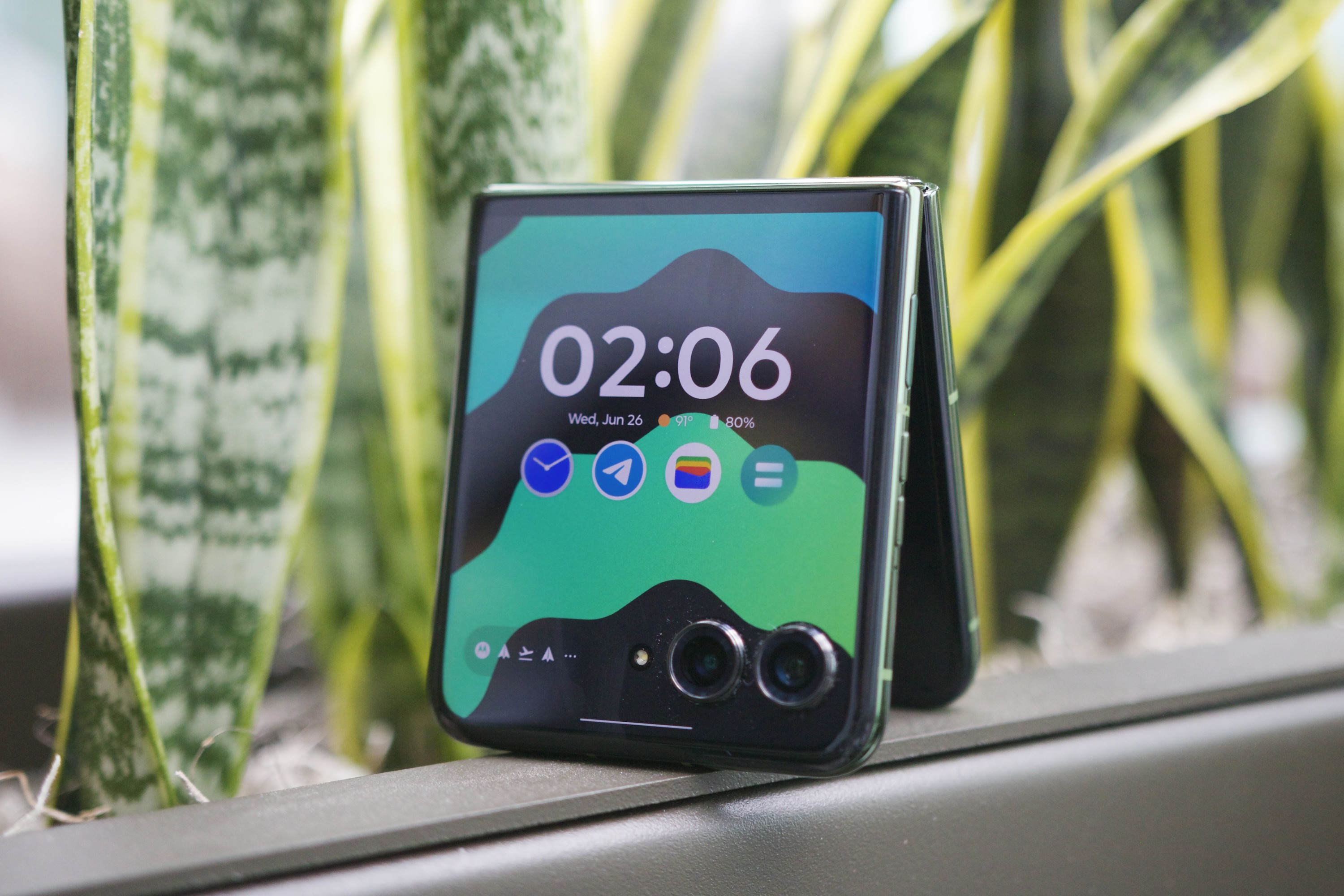 The Motorola Razr 2024 is on sale -- save $100 on the folding phone ...
