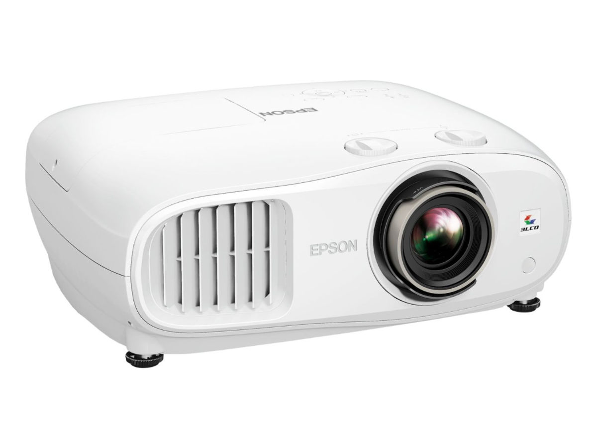 Epson Home Cinema 3800 4K در پس زمینه سفید.