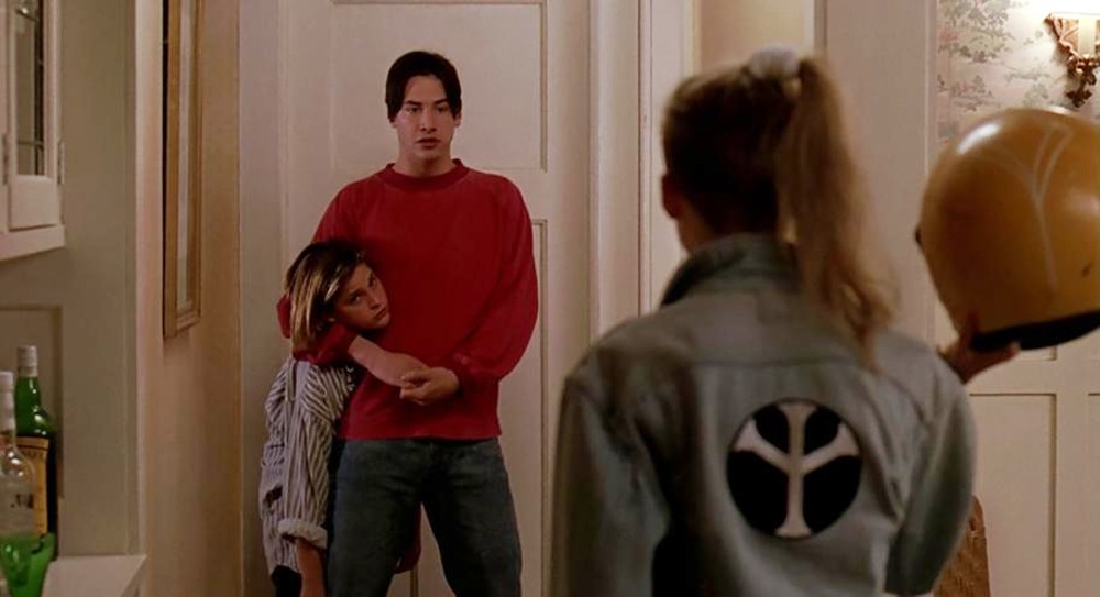 Dos tipos miran a una mujer en Parenthood.