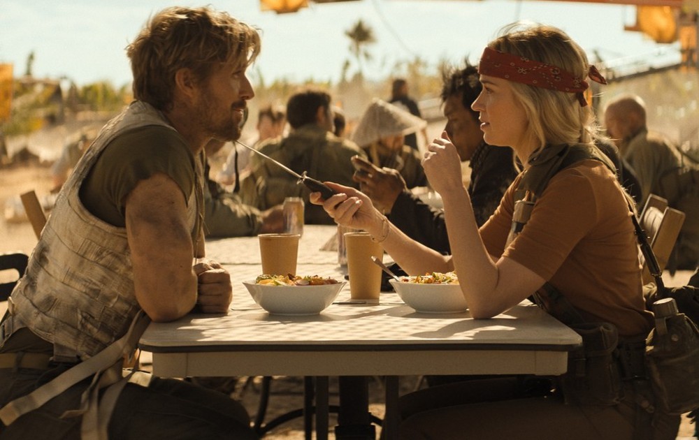 یک مرد و یک زن در فیلم The Fall Guy صحبت می کنند.