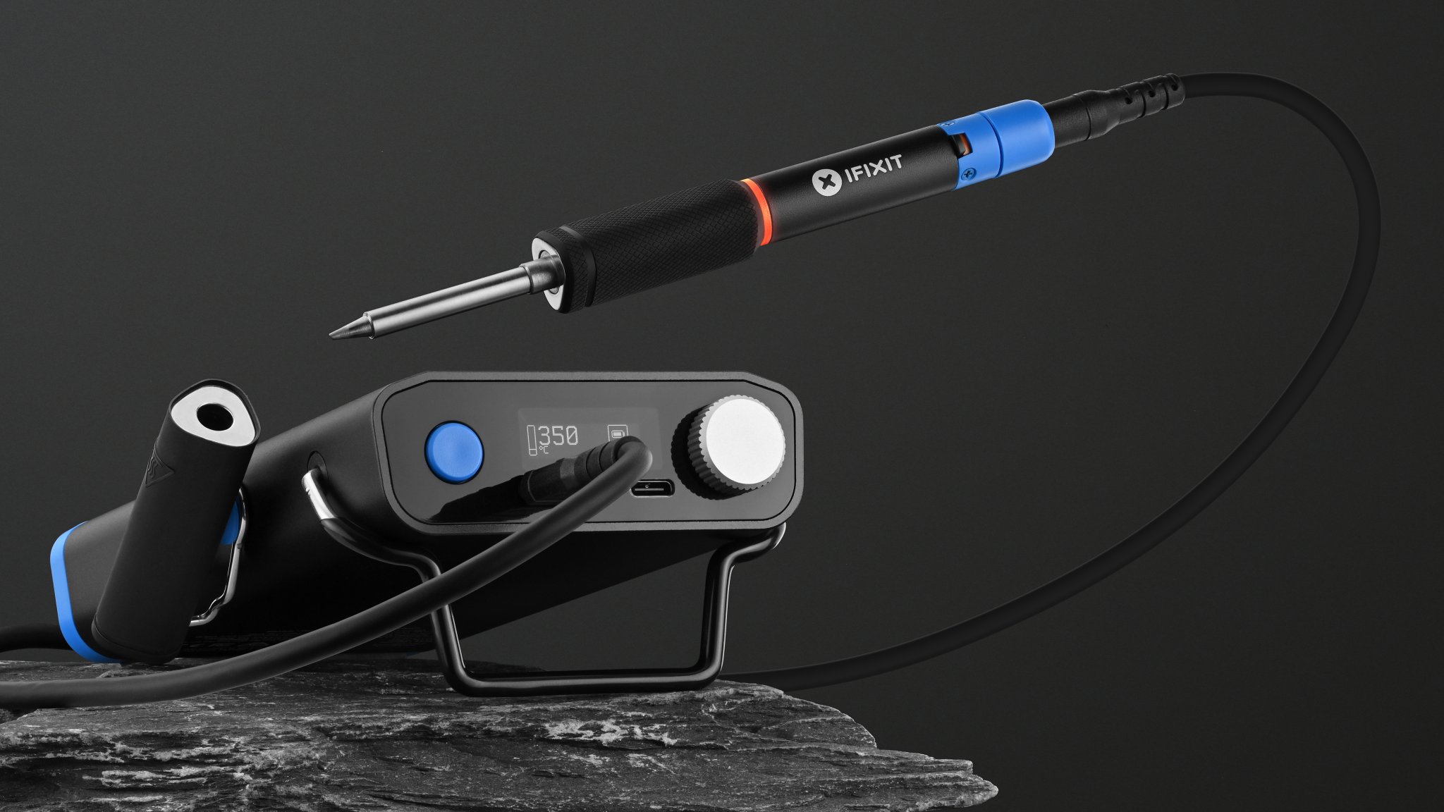 یک ایستگاه لحیم کاری قابل حمل از iFixIt.