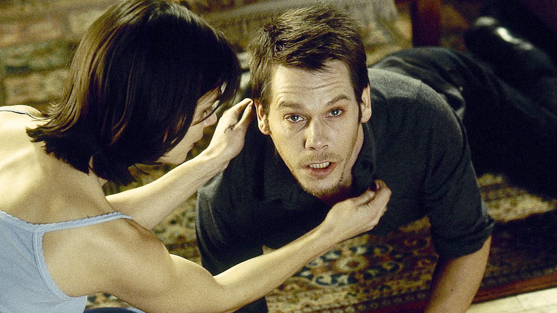 زنی در فیلم Stir of Echoes به مردی دلداری می دهد.