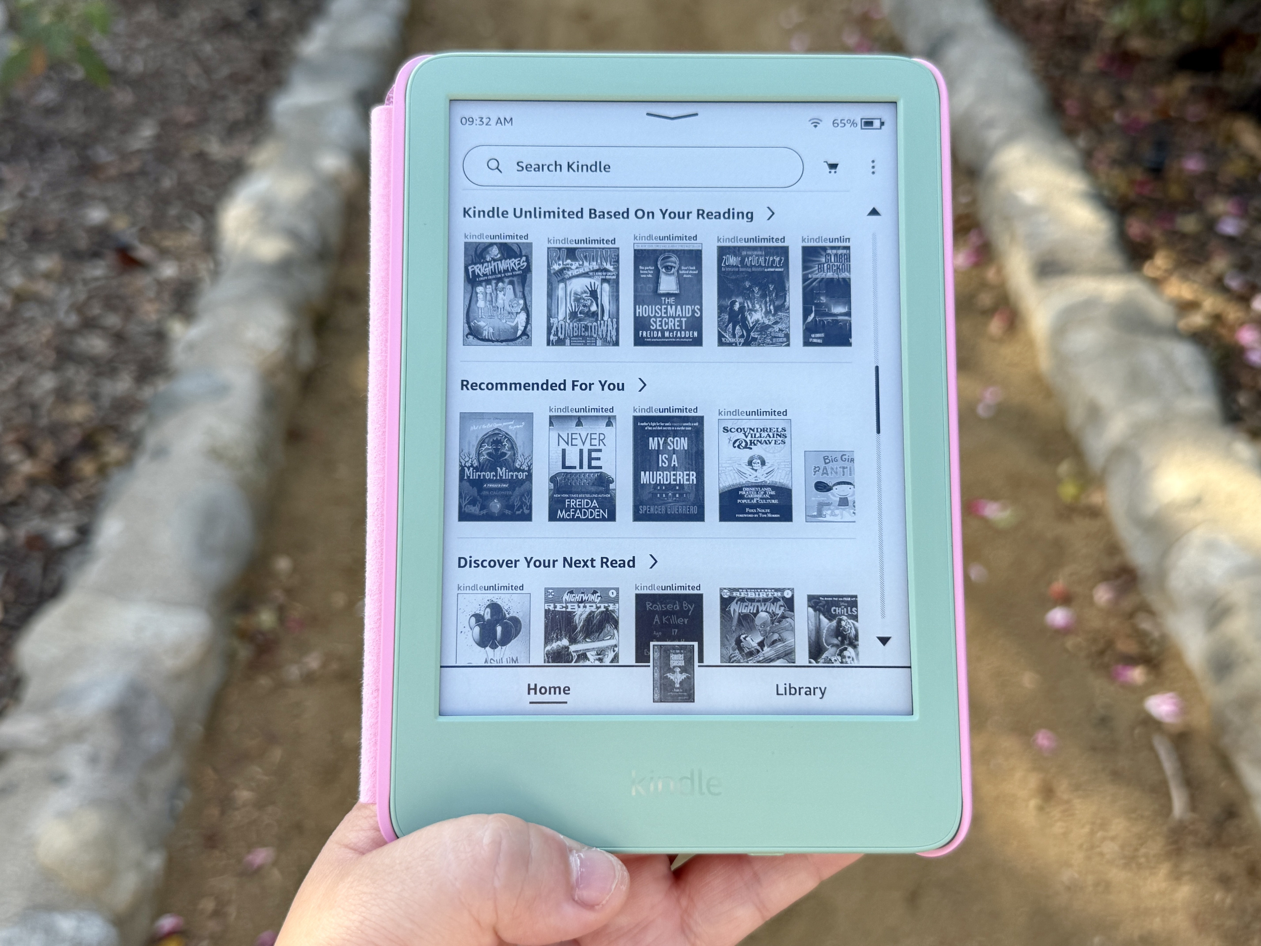 Amazon Kindle (2024) in Matcha Green.