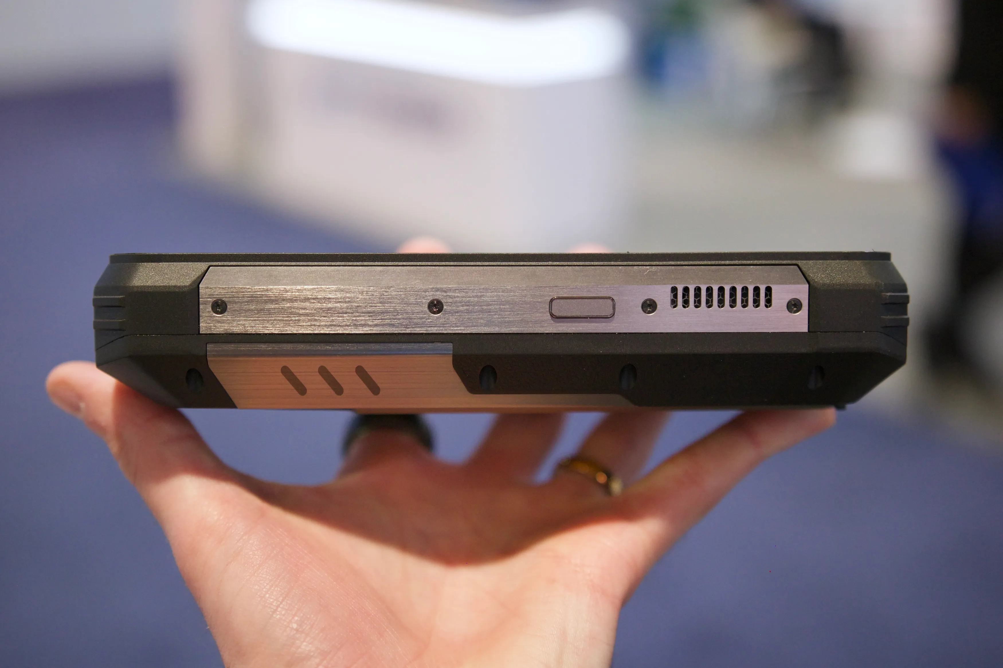 Uma vista lateral do smartphone Oukitel WP100 Titan na CES 2025.