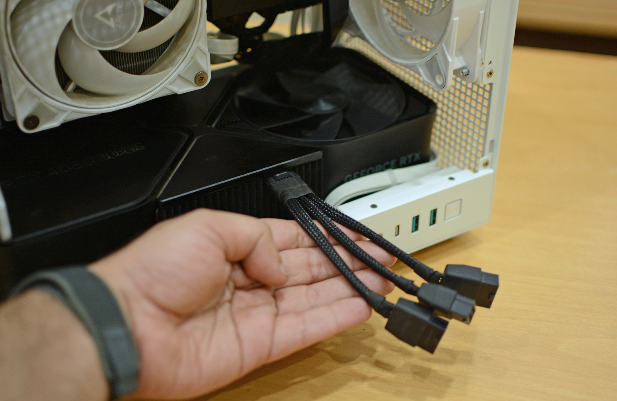 連接到 mini-ITX 計算機內的 RTX 4080 Super Founders Edition 的 16 針 12VHPWR 電源連接器