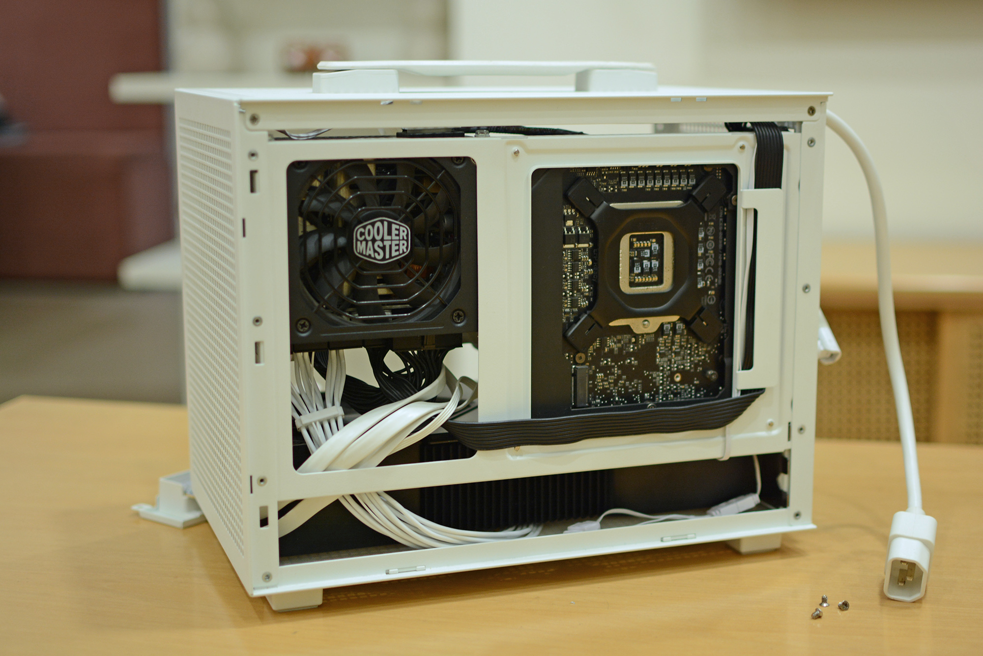 Deepcool CH160 mini-ITX 機箱內的電纜管理