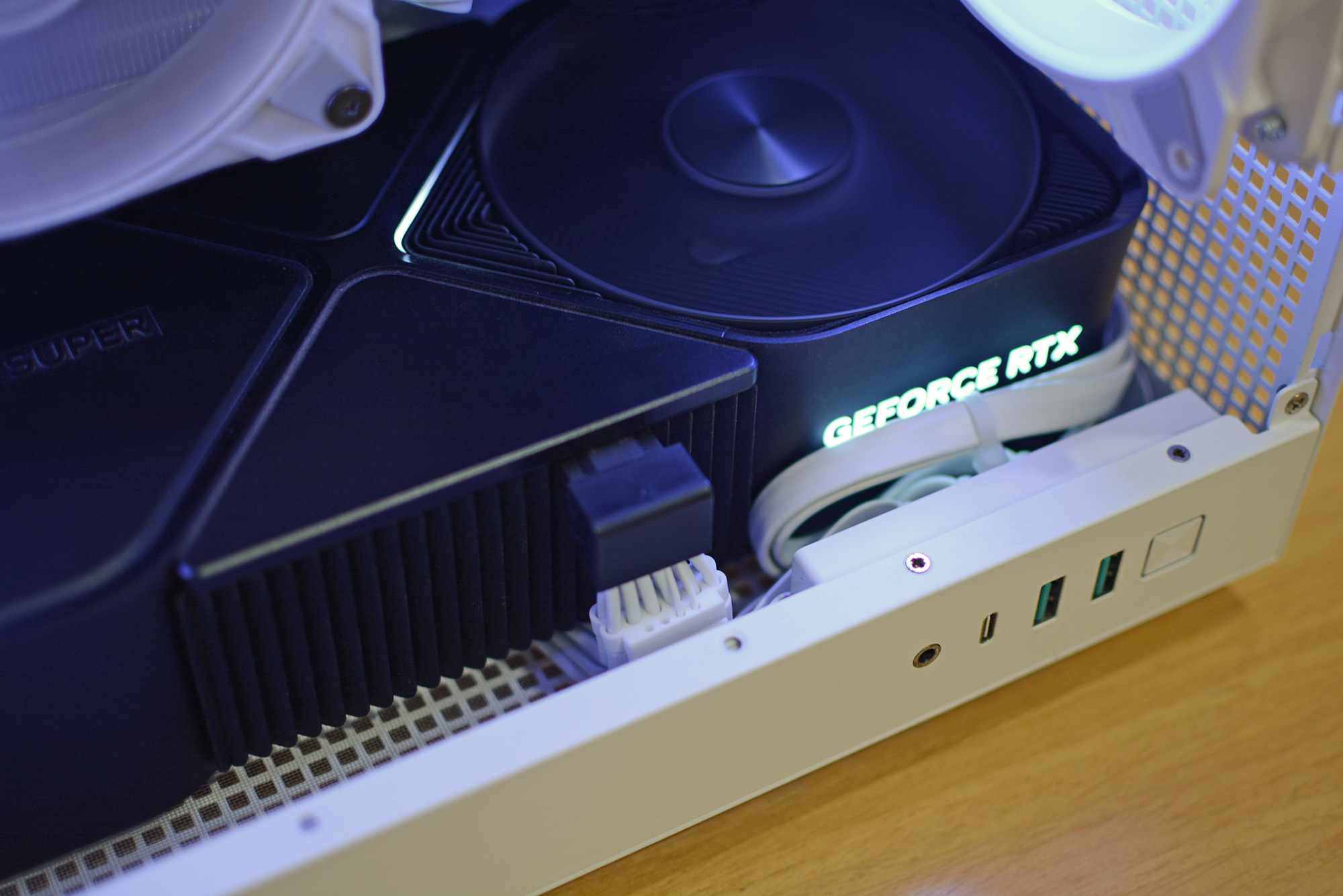 Deepcool CH160 mini-ITX 機箱內 RTX 4080 Super Founders Edition 上的定制 16 針電源線