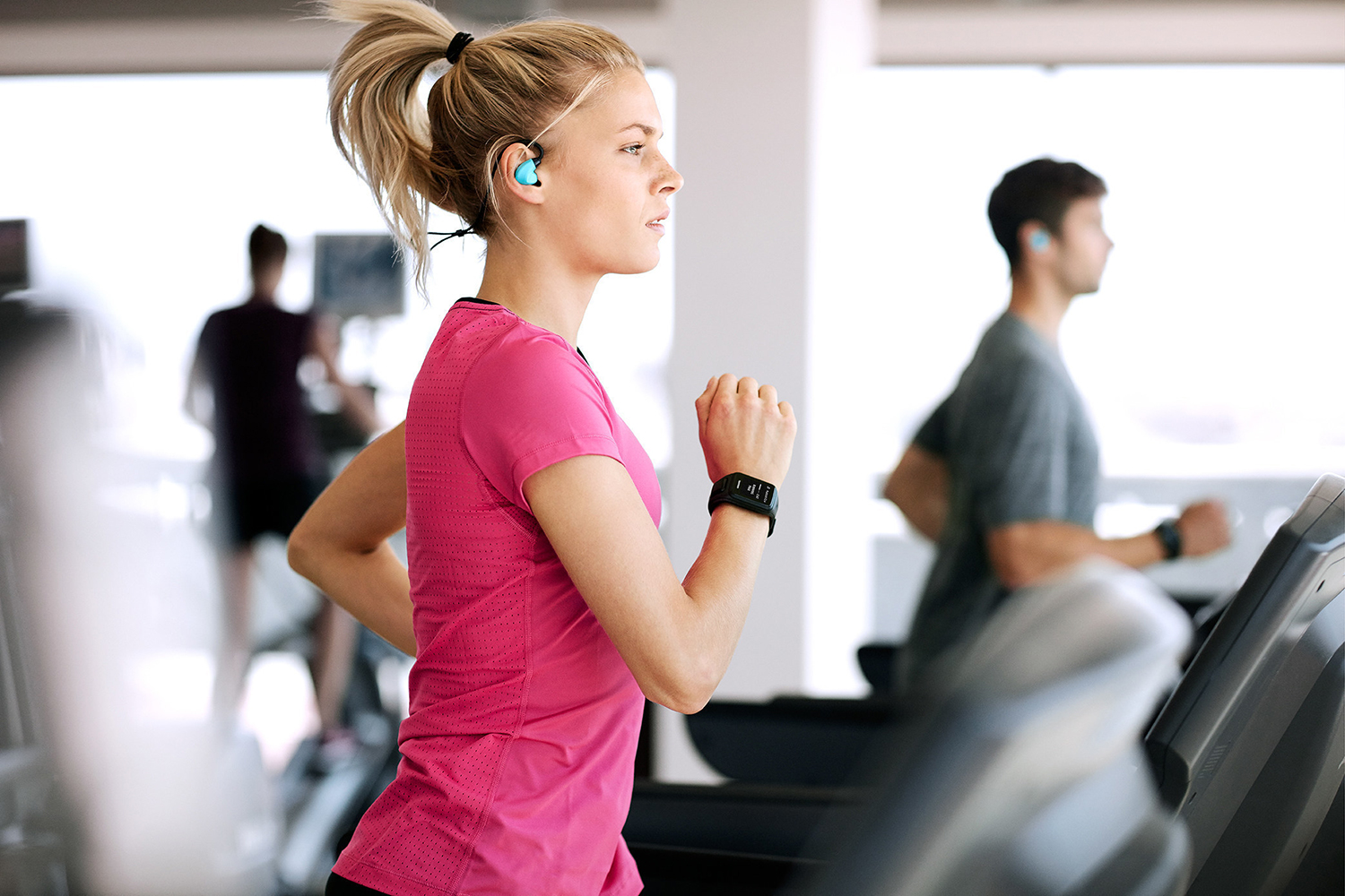 the tomtom spark gps fitness watch lets you listen to your music without phone 001