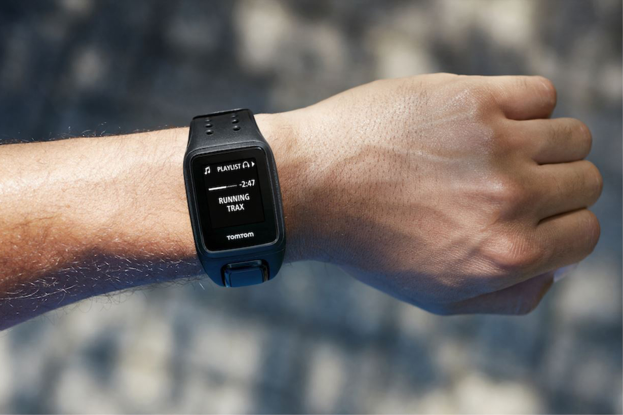 the tomtom spark gps fitness watch lets you listen to your music without phone 006